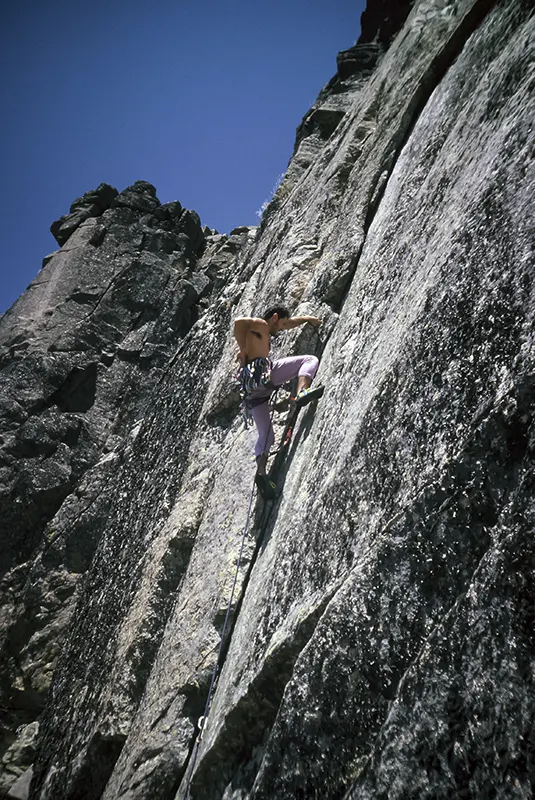 Javier Talavera en el L1 de la vía Súper Evax, fina y segura (6a+), 1986.